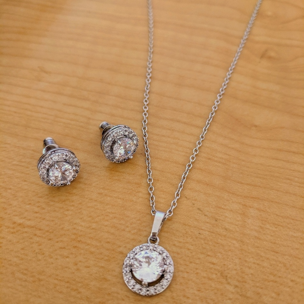Matching Halo earring and necklace set
